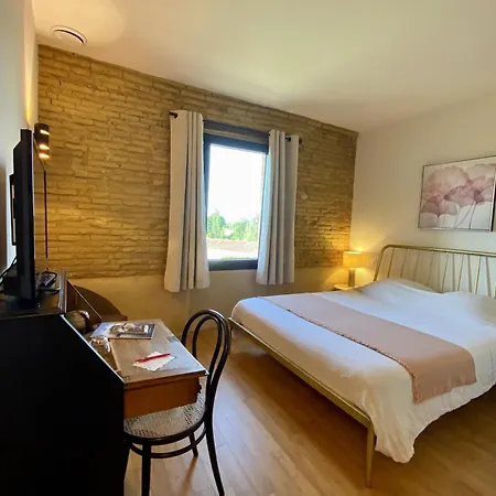 ゲストハウス Aux Coteaux D'aussac 4*